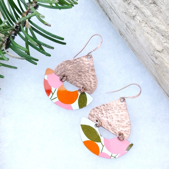 🛑SOLD🛑Retro Spring Vintage Tin Earrings - Picture 2 of 6